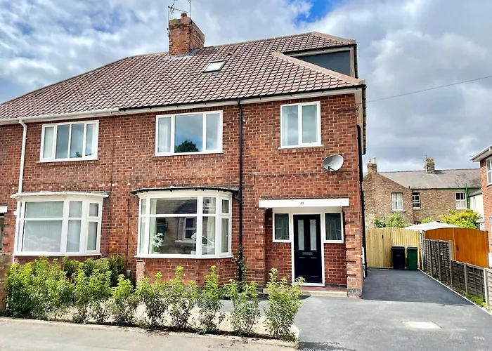 Central Townhouse With Free Off Road Parking And Garden