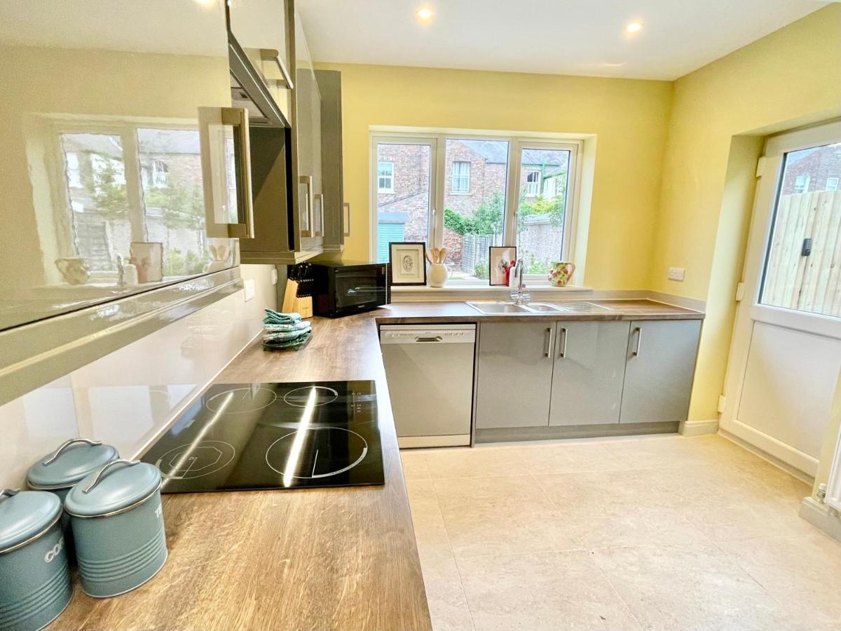 Rumah liburan Townhouse With Free Off Road Parking And Garden